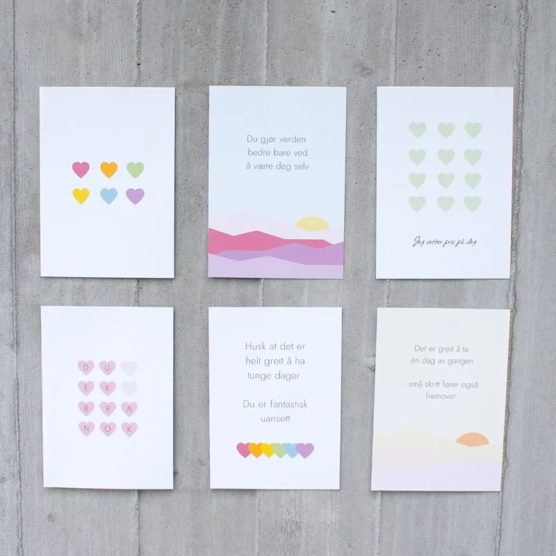 Seks ulike kort med varme budskap, lagt utover en lys betongbakgrunn.