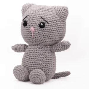 Håndlaget heklet katt i grått garn med rosa snute og mørke øyne – Karen Katt, en myk og vennlig hjertevenn.