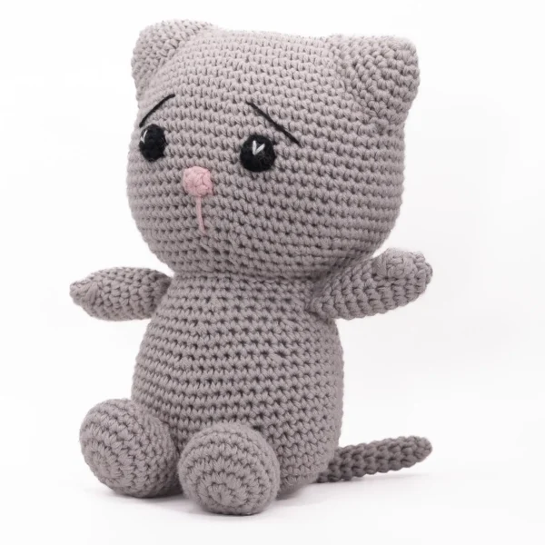 Håndlaget heklet katt i grått garn med rosa snute og mørke øyne – Karen Katt, en myk og vennlig hjertevenn.