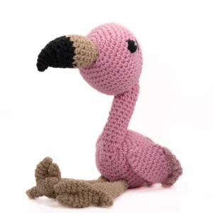Håndlaget heklet flamingo i rosa og beige garn med svart nebb – kjent som Frida Flamingo, en hjertevenn med lange bein og sjarmerende stil.
