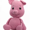 Håndlaget heklet gris i rosa garn med oppstoppernese og store øyne – Gerd Gris, en glad og koseklar hjertevenn.