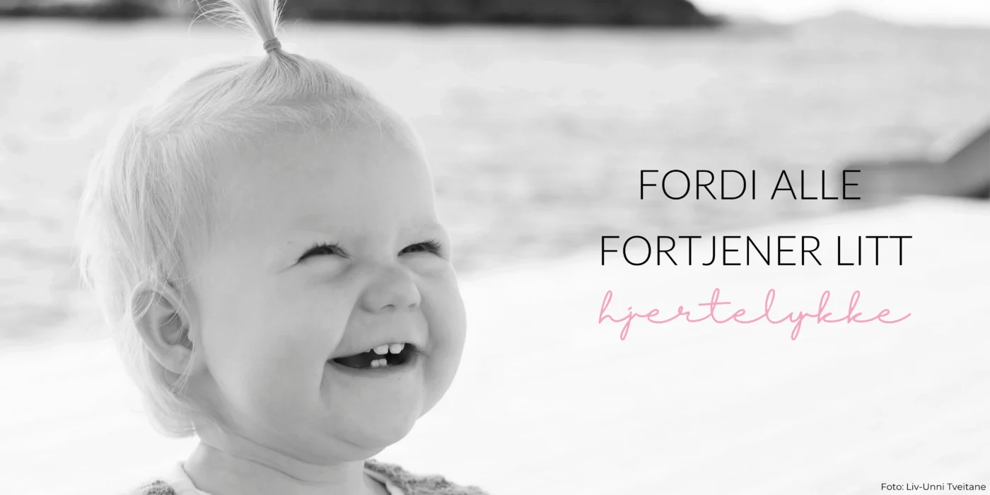 Smilende liten jente på brygga i svart-hvitt. Teksten i bildet sier: “Fordi alle fortjener litt hjertelykke”.