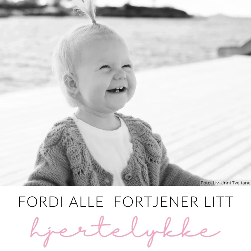Liten jente som smiler bredt på brygga. Teksten under sier: “Fordi alle fortjener litt hjertelykke”.