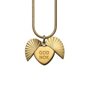 God nok-smykke – gullfarget hjerteåpner med teksten GOD NOK inngravert.
