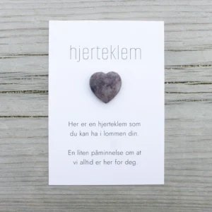 Lilla hjerteklem fra oss – et lite hjerte på kort med teksten «Her er en hjerteklem som du kan ha i lommen din. En liten påminnelse om at vi alltid er her for deg.»
