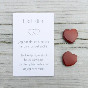 To røde hjerteklemmer